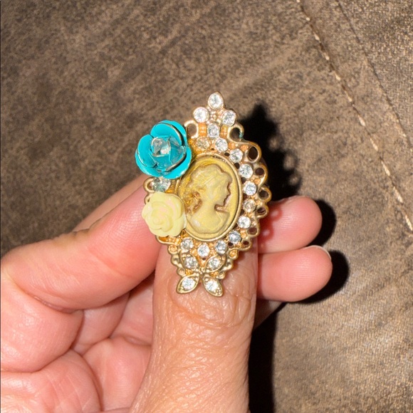 Vintage Gold Cameo Ring with Turquoise and Cream Flower Accents - Picture 2 of 5